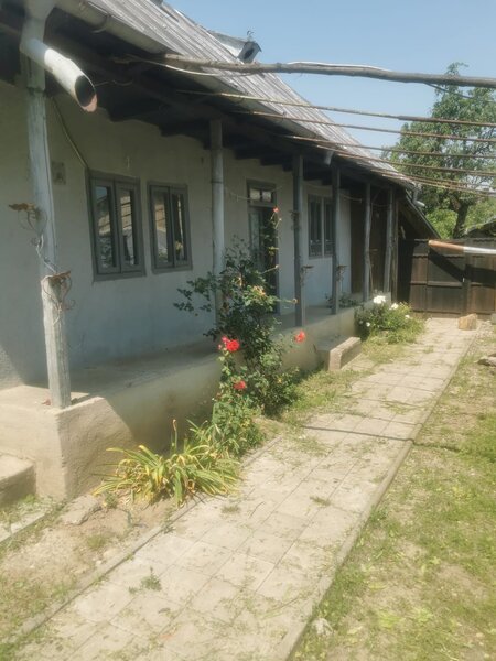 Satul Cornatel, comuna Urechesti, jud. Bacau, vand casa batraneasca.