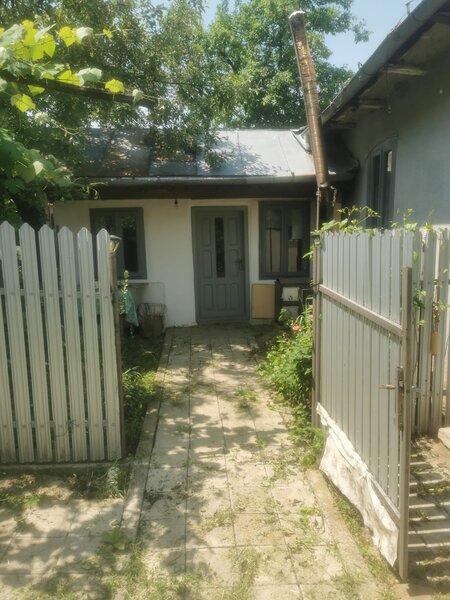 Satul Cornatel, comuna Urechesti, jud. Bacau, vand casa batraneasca.