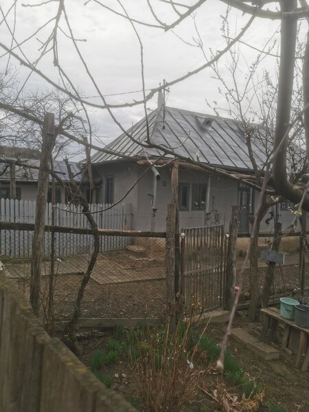 Satul Cornatel, comuna Urechesti, jud. Bacau, vand casa batraneasca.