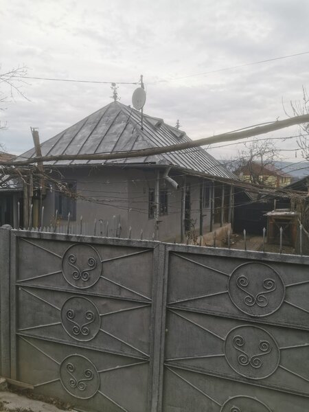 Satul Cornatel, comuna Urechesti, jud. Bacau, vand casa batraneasca.